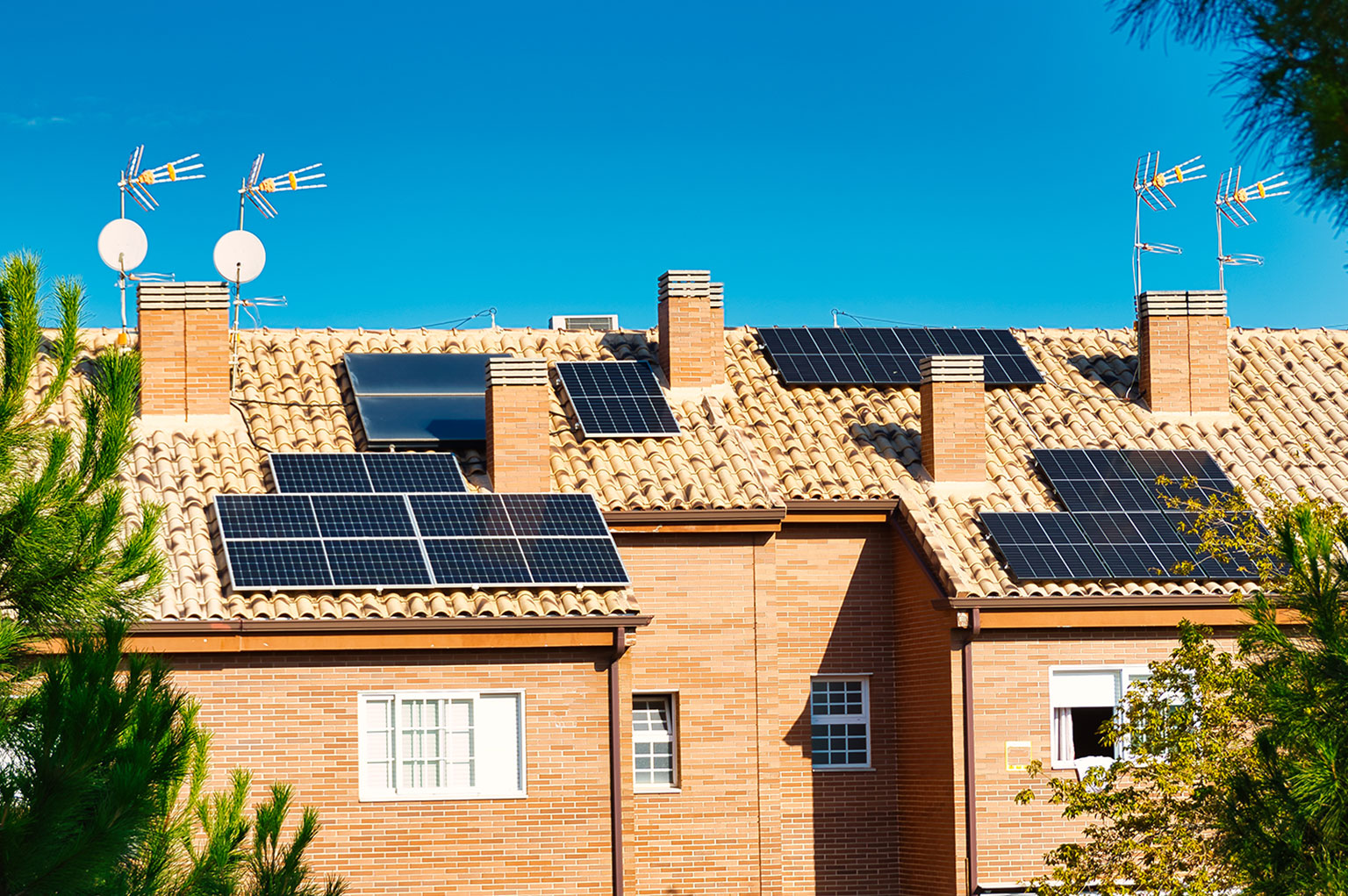 Pannelli fotovoltaici su edificio residenziale in inverno